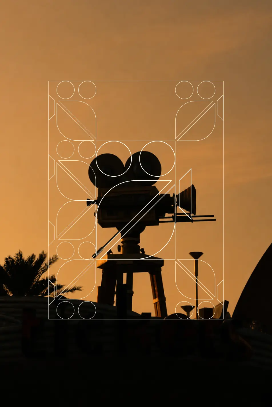 Löwet-symbolens frizon över en filmkamera i siluett