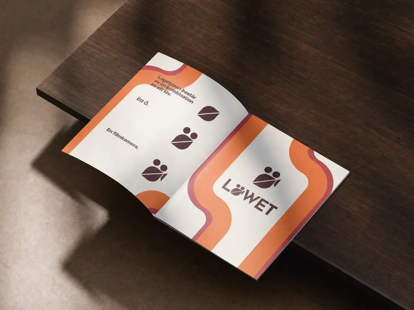 Löwet-bokomslag “Världens bästa yrke” med orange kameramotiv