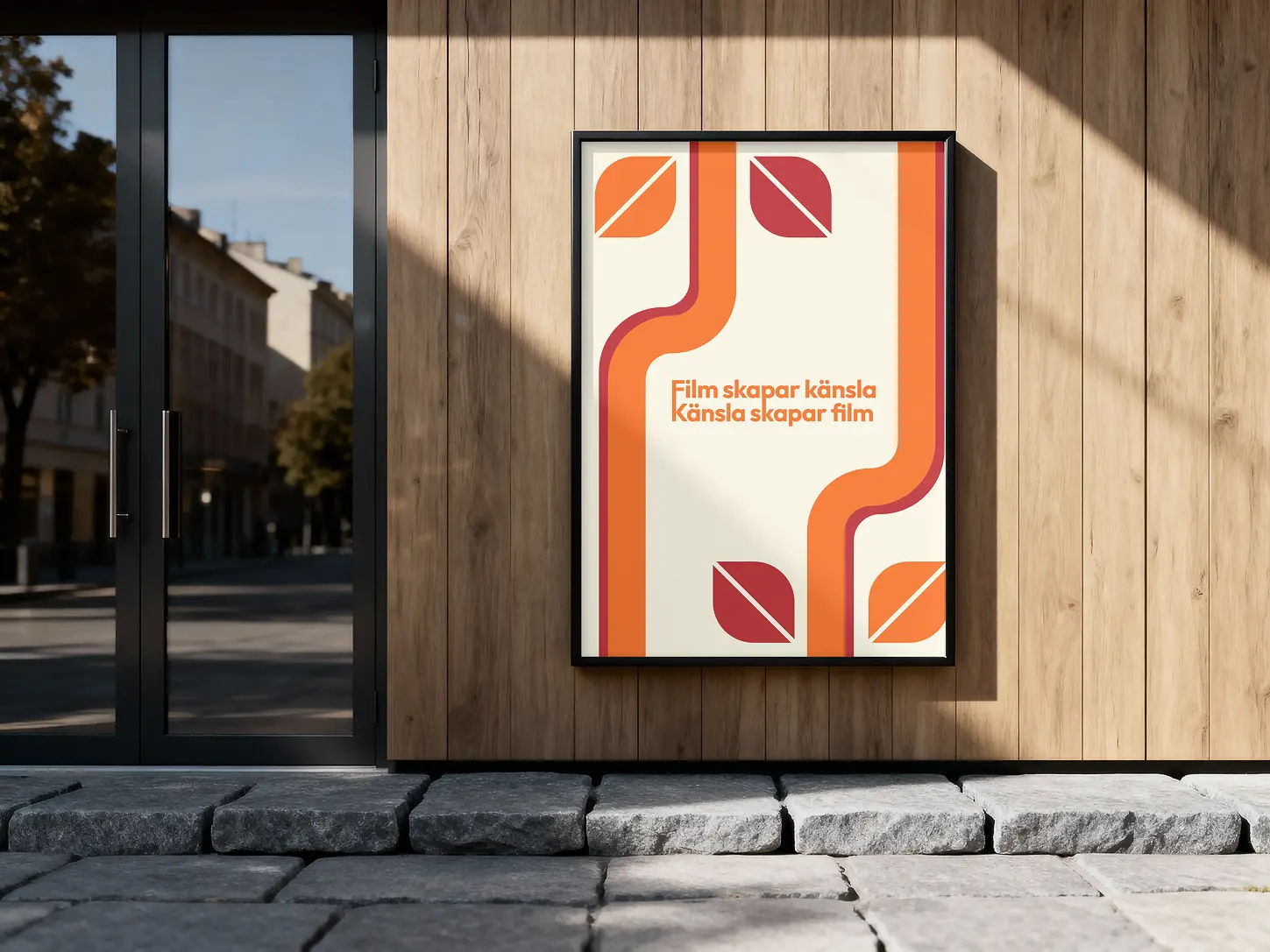 Löwet-poster “Film skapar känsla, känsla skapar film” i ram på en trävägg